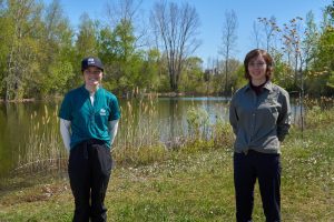 Janis Lapointe et Hemma Crisias, stagiaires en environnement