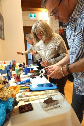Des participants d'un atelier créatif.