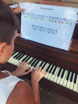 Un jeune pianiste.